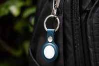 Apple разрабатывает ИИ-устройство размером с AirTag