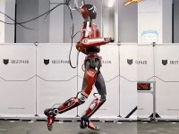 Китайская компания MirrorMe представила самого быстрого гуманоид‑робота Bolt, который пробегает 100 метров за 10 секунд. Усэйн Болт имеет рекорд 9,8