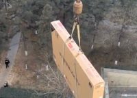 В Китае гигантский телевизор пришлось поднимать в квартиру с помощью огромного крана, потому что он не поместился в лифт