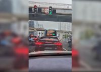 Просто и гениально. В Китае сигналы светофора дублируют на табло автобусов