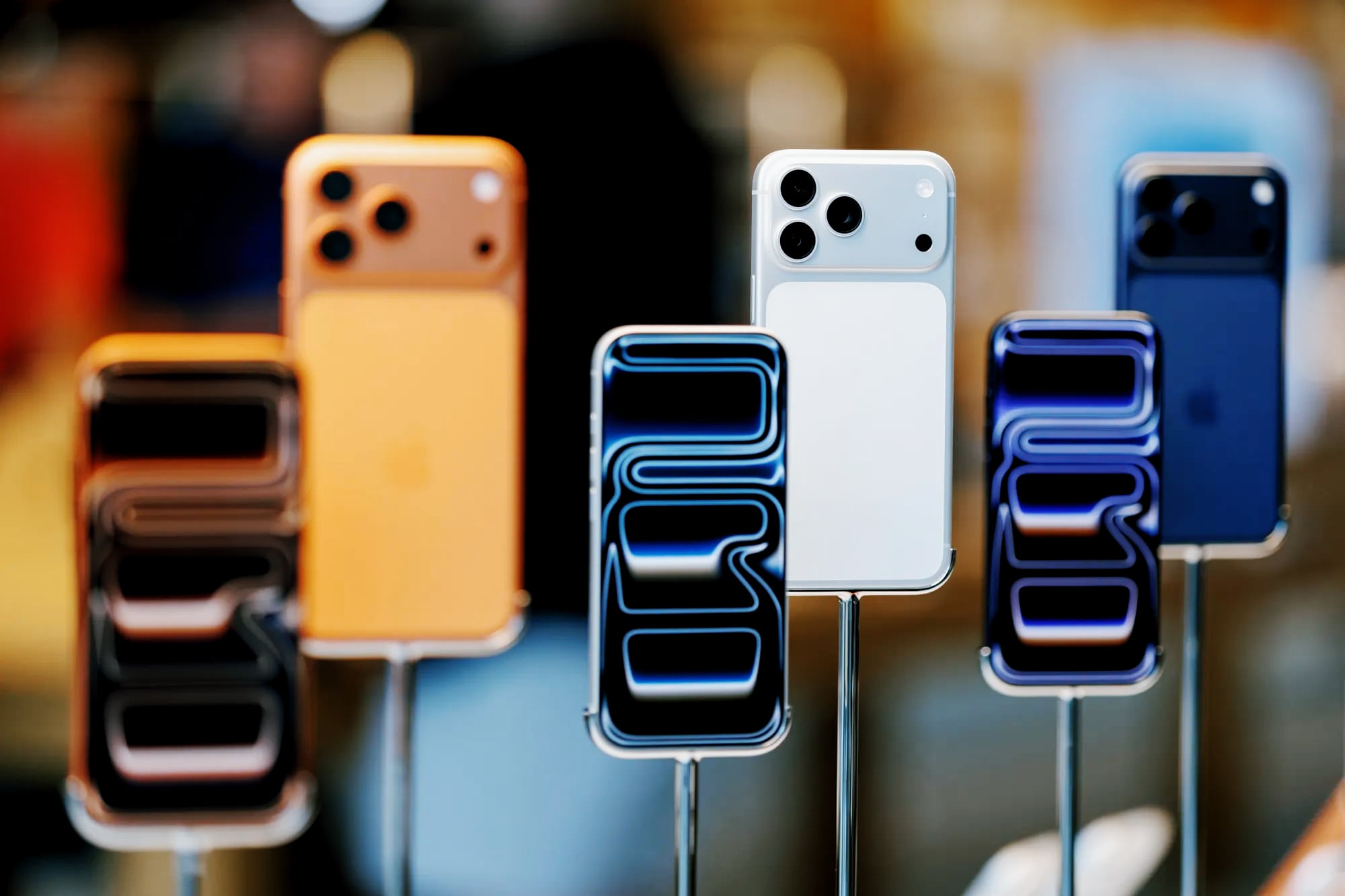 Apple выплатила $400 тысяч дизайнерам iPhone, чтобы они не переходили в OpenAI