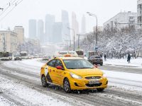 Власти обсуждают законодательное ограничение цен на такси в плохую погоду