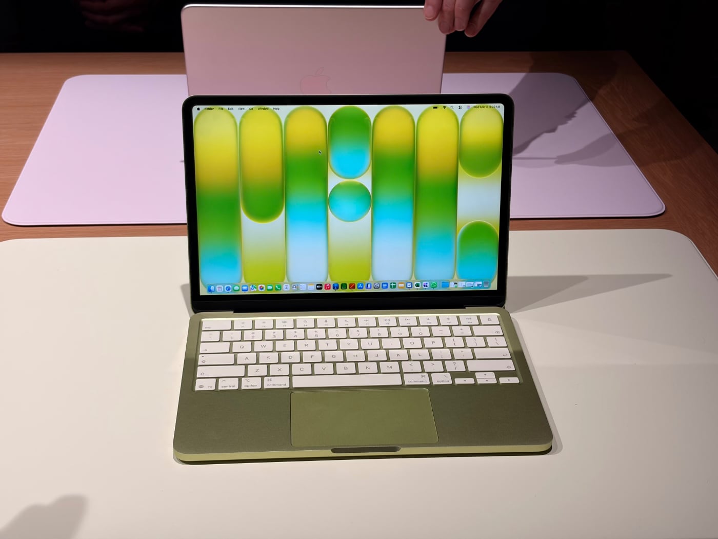 Apple воспользуется дефицитом памяти, чтобы вытеснить конкурентов недорогими iPhone 17e и MacBook Neo