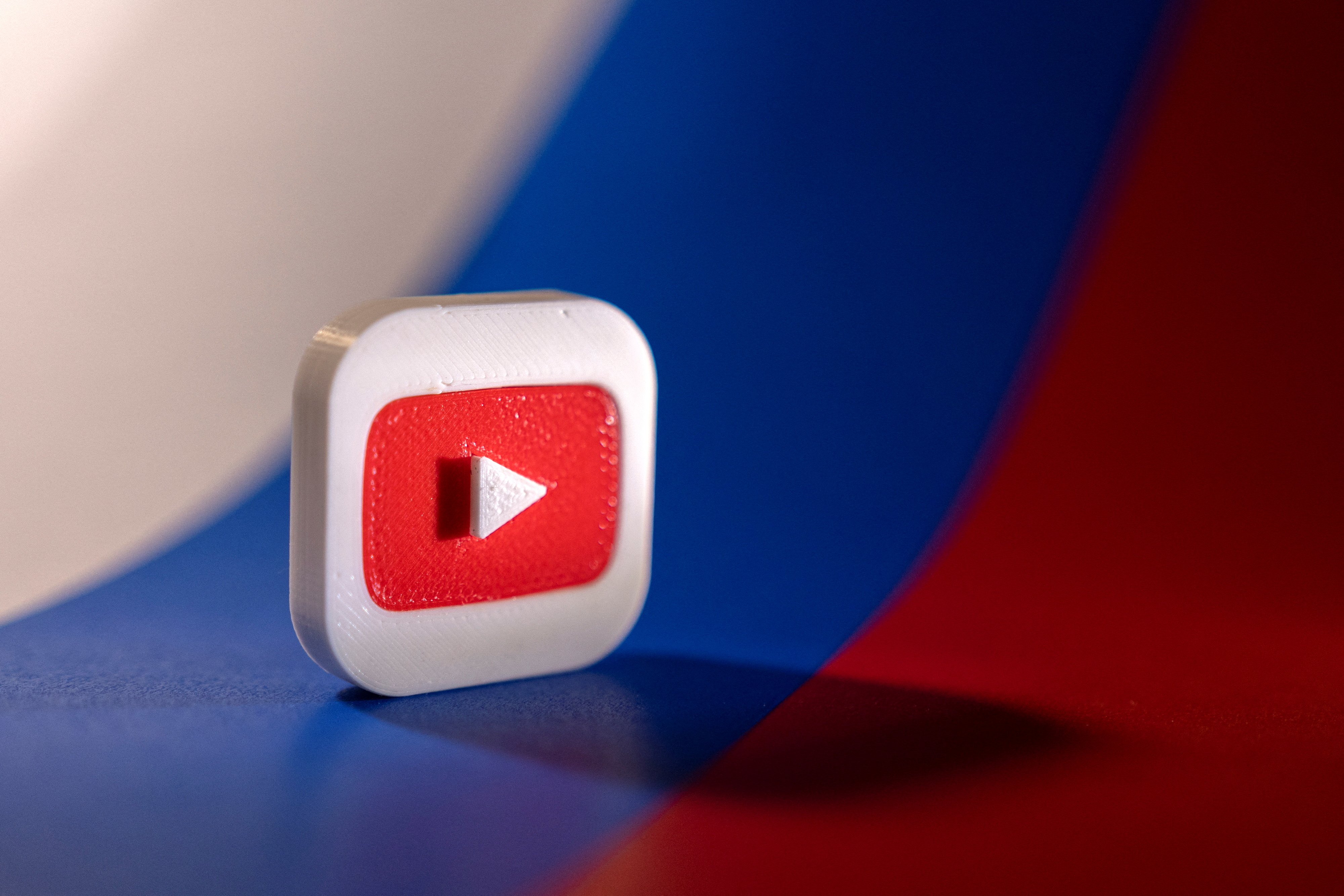 ФАС возбудила дело из-за рекламы на YouTube. Под удар попал блогер с батончиками