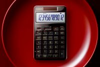 Роскошно и дорого. Casio показала необычный калькулятор с отделкой из сока лавового дерева, собирают вручную за $600