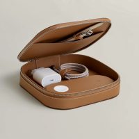 Зарядка за $5150. Herm&egrave;s показала кожаный чехол MagSafe Duo для iPhone и Apple Watch