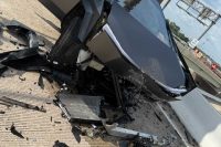 Tesla Cybertruck с включенным автопилотом врезался в столб. Владелица требует от компании $1 млн и винит в аварии Илона Маска