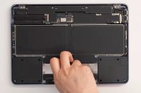 MacBook Neo впервые разобрали на видео. Внутри крошечная плата и огромная батарея