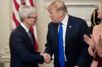 Трамп буквально: «Глава Apple Тим Кук позвонил, чтобы <i class="thin">поцеловать меня в задницу</i>. Я был очень впечатлен»