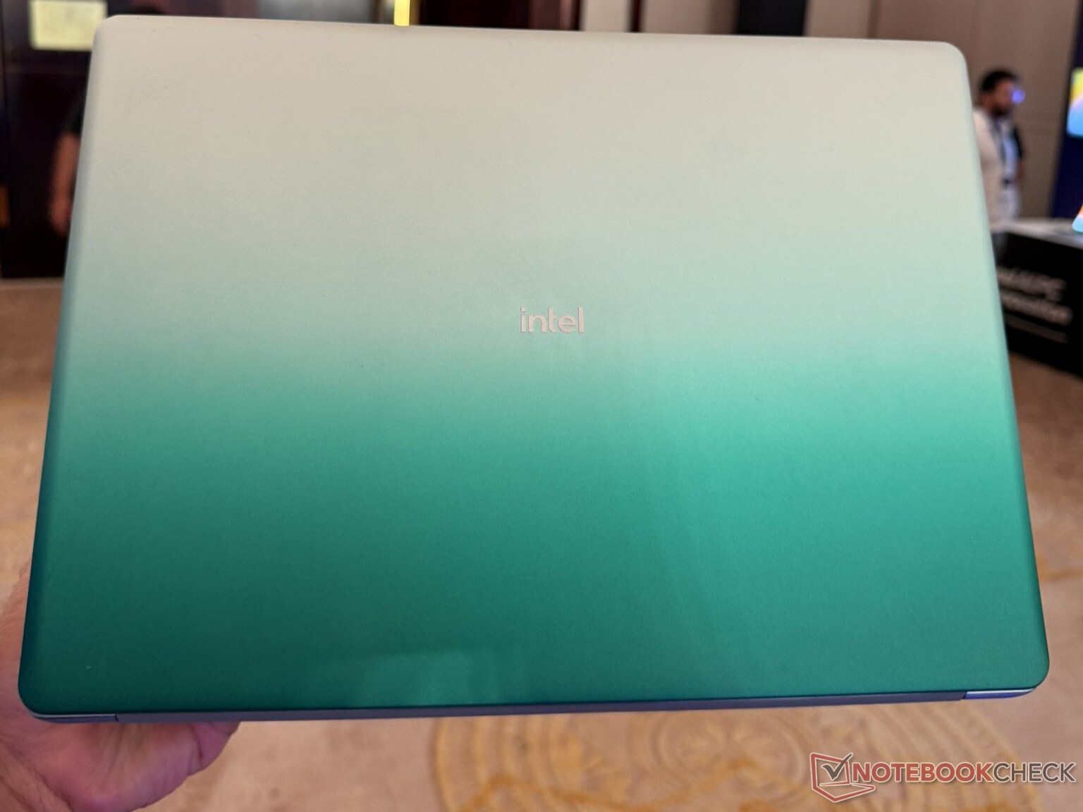 Intel показала свой MacBook Neo на процессоре Wildcat Lake. Это прототип с урезанной мощностью и графикой