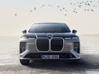 Решетка осталась, но внутри космос. BMW показала флагманскую 7 серию в новом дизайне и с шестью экранами
